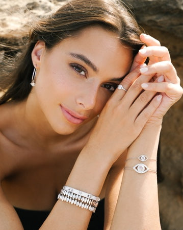 Eye Bracelet in White Diamonds on a Double Chain